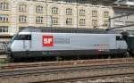 Diese Re 460 100-1 der SBB ist am 2. Mai 2011 kurz vor den Bhf Pratteln, sie wirbt fr das Schweizer Fernsehen.
