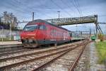 Re 460 038-3. Der InterRegio mit seiner  stratego  Lok wartet im Bahnhof von Frick (Kanton Aargau) auf die Weiterfahrt nach Zrich. 25.11.2006