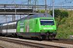 Re 460 080-5 mit der Migros Werbung durchfährt den Bahnhof Muttenz. Die Aufnahme stammt vom 20.08.2015.