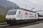 Re 460 052-4 verlässt den Bahnhof Interlaken Ost. Die Aufnahme stammt vom 02.04.2016.