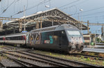 Die Eule Re 460 105 steht am 14. Mai 2016 in einem kurzen Moment der Sonne im Bahnhof Lausanne.