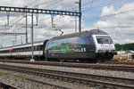 Re 460 005-2, mit einer Werbung für THALES, durchfährt den Bahnhof Muttenz. Die Aufnahme stammt vom 01.06.2016.
