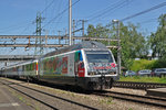Re 460 099-5, mit der Mobiliar/Gottardo 2016 Werbung, durchfährt den Bahnhof Muttenz. Die Aufnahme stammt vom 10.06.2016.