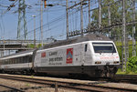 Re 460 052-4, mit der ABB/Gottardo 2016 Werbung, durchfährt den Bahnhof Muttenz. Die Aufnahme stammt vom 10.06.2016.