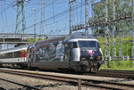 Re 460 028-4, mit einer SBB Personal Werbung, durchfährt den Bahnhof Muttenz. Die Aufnahme stammt vom 10.06.2016.