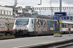 Re 460 105-0, mit der VSLF Werbung, wartet beim Bahnhof Zofingen.