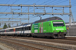 Re 460 080-5, mit der Migros Werbung, durchfährt den Bahnhof Rothrist. Die Aufnahme stammt vom 11.08.2016.