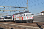 Re 460 086-2, mit der TGV Lyria Werbung durchfährt den Bahnhof Rothrist.
