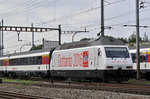 Re 460 098-7, mit der Gottardo 2016 Werbung, durchfährt den Bahnhof Pratteln.