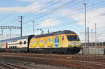 Re 460 029-2, mit der Chiquita Werbung, durchfährt den Bahnhof Muttenz. Die Aufnahme stammt vom 19.11.2015.