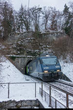 BLS Re 465 005 mit einem RE La Chaux-de-Fonds - Bern am 2. Dezember 2017 kurz nach Chambrelien.