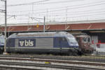 Die beiden BLS Loks 465 017-2 und die Re 425 190, stehen auf einem Nebengleis beim Bahnhof Pratteln. Die Aufnahme stammt vom 31.12.2018.