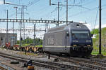 Re 465 018-8 durchfährt den Bahnhof Pratteln. Die Aufnahme stammt vom 09.05.2019.