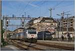 Die eine kommt, die andere geht: die BLS Re 465 004  Kambly  erreicht mit ihrem RE 3915 von La Chaux-de-Fonds - Bern den Bahnhof von Neuchâtel, während die BLS Re 465 007 mit dem Gegenzug