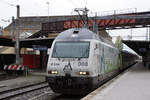 Regio Express La Chaux-de-Fonds - Bern mit Re 465 008-1 in Neuchâtel am 2. November 2019.
Foto: Walter Ruetsch 