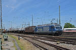 Doppeltraktion der BLS, mit den Loks 465 014-9 und 425 176, durchfährt den badischen Bahnhof. Die Aufnahme stammt vom 27.05.2020.
