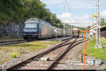 BLS Re 465 010 mit EW-III-Pendel als RE Bern - La Chaux-de-Fonds am 17. August 2020 beim Richtungswechsel in Chambrelien. Auf Gleis 1 stehen die Getreidewagen aus Les-Hauts-Geneveys.