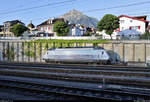 Re 465 016-4, mit Werbung für das Stockhorn, ist im Bahnhof Spiez (CH) auf Gleis 575 abgestellt. Im Hintergrund thront zwar nicht das Stockhorn, dafür aber der Niesen.
Aufgenommen von Bahnsteig 4/5.

🧰 BLS AG
🕓 5.8.2020 | 7:22 Uhr