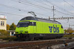Re 465 013-1 der BLS durchfährt den Bahnhof Pratteln. Die Aufnahme stammt vom 20.10.2020.
