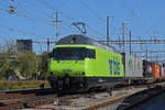 Re 465 011-5 der BLS durchfährt den Bahnhof Pratteln. Die Aufnahme stammt vom 30.09.2020.