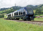 Die ersten umspurbaren Wagen des Goldenpass Express auf Testfahrt zwischen Zweisimmen und Boltigen.
Eine direkte Zugverbindung zwischen Montreux, Gstaad und Interlaken wird die Attraktivität der drei touristischen Anziehungspunkte erhöhen und näher zueinander bringen. Ab dem Dezember 2022 fahren täglich vier Züge zwischen Montreux und Interlaken hin und her. Dieses Projekt realisiert die MOB zusammen mit der BLS.
Die BLS Re 465 mit den MOB Umspurwagen als Testzug auf der Strecke der ehemaligen SEZ bei Boltigen am 9. Juli 2021.
Foto: Walter Ruetsch