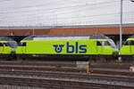 Re 465 006-5 der BLS steht in der Abstellanlage beim Bahnhof Pratteln. Die Aufnahme stammt vom 05.12.2021.