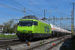 Re 465 014-9 der BLS durchfährt am 04.05.2023 den Bahnhof Pratteln.