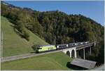 Die BLS Re 465 014-9 ist mit ihrem Golden Pass Express GPX 4069 von Interlaken Ost nach Montreux unterwegs und passiert die formschöne Bunschenbachbrücke bei Weissenburg. 

7. Oktober 2023