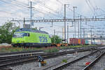 Re 465 004-0 der BLS durchfährt am 08.06.2023 den Bahnhof Pratteln.