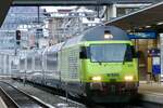 Die Re 465 004 zieht die GPX Komp 3  Gstaad  am 26.11.23 in den Bahnhof Spiez.
