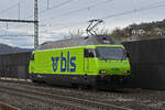 Re 465 013-1 der BLS durchfährt am 26.02.2024 solo den Bahnhof Gelterkinden.