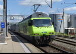 BLS - Loks 465 006-5 + 475 402 vor Güterzug bei der einfahrt im Bhf.