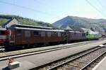 Die Ae 4/4 251 von BLS Historic mit der Re 425 183  Kandersteg  und der Re 465 011 der BLS am 15.9.24 beim Bahnhof Balsthal.