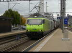 BLS - Loks 465 014 + 186 498 mit Güterzug unterwegs in Gümligen am 2024.10.04