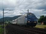 Die Re 465 014 ist am 09.07.2008 mit einem Hupac-Zug zwischen Gelterkinden und Tecknau unterwegs.