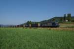 Am 17.07.2013 zieht die Re 465 011-5 einen Containerzug von Itingen Richtung Sissach.