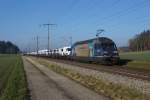 Re 465 008-1 zieht am 08.03.2014 einen langen Autozug, beladen mit FIAT Nutzfahrzeugen, von Hindelbank Richtung Lyssach.