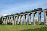 BLS: Re Bern-La Chaux de Fonds mit einer Re 465 beim Passieren des Gümmenen Viadukts am 7. Mai 2016.
Foto: Walter Ruetsch