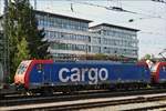 . SBB Cargo 474 005-6 zieht mit einer Schwesterlok einen Güterzug aus dem Bahnhof von Singen.  04.09.2017 (Hans)