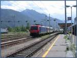 Re 474 017-1 fhrt mit einer  Rollenden Landstrasse  von Novarra herkommend in den Bahnhof Domodossola ein. (23.06.2007)