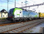 BLS - Lok 475 414-9 mit Güterzug unterwegs in Pratteln am 05.10.2023 .. Standort ausserhalb der Geleise