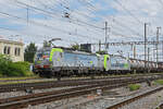 Doppeltraktion, mit den BLS Loks 475 404-0 und 486 504-4 durchfährt am 17.07.2024 den Bahnhof Pratteln.