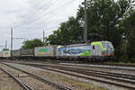 Siemens Vectron 475 417-2 der BLS fährt  am 20.06.2024 Richtung Bahnhof Rheinfelden.