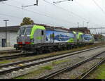 BLS - Lok 475 431-3 + 475 427-1 im Bhf. Aarberg am 2024.10.12