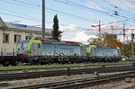 Doppeltraktion, mit den BLS Loks 475 401-6 und 475 405-7, durchfahren den Bahnhof Pratteln.