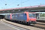 Am 26.05.2017 durchfahren zwei SBB Cargo 482er mit der Aufschrift  Alpäzähmer  den Bahnhof Ludwigshafen Hauptbahnhof in Richtung Mannheim.