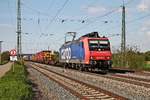 Mit einem Containerzug aus Belgien fuhr am 04.05.2016 die Re 482 025-4 durch die Gleisanlagen von Müllheim (Baden) in Richtung Basel.