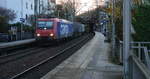 482 031-2 von der SBB-Cargo kommt aus Richtung Köln,Aachen-Hbf und fährt durch Aachen-Schanz mit einem Güterzug aus Novara(I) nach Genk-Zuid Haven(B) und fährt in Richtung Aachen-West. Aufgenommen vom Bahnsteig von Aachen-Schanz. 
Bei Sonnenschein am Kalten Morgen vom 8.12.2017.