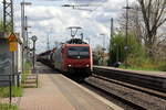 482 002-3 von SBB-Cargo  kommt als Umleiter mit einem Containerzug aus Gallarate(I) nach Antwerpen-Oorderen(B) und kommt aus Richtung Köln-Süd,Köln-West,Köln-Nippes,Köln-Longerich,Köln-Chorweiler,Köln-Worringen,Dormagen-Bayerwerk,Dormagen und fährt durch Nievenheim in Richtung Neuss-Allerheiligen,Norf,Neuss-Süd,Neuss-Hbf,Meerbusch-Osterath,Krefeld-Oppum,,Krefeld-Hbf,Forsthaus,Anrath,Viersen,Mönchengladbach,Rheydt-Gbf,Wickrath,Herrath,Erkelenz,Hückelhoven-Baal,Brachelen,Lindern,Süggerath,Geilenkirchen,Frelenberg,Zweibrüggen,Übach-Palenberg,Rimburg,Finkenrath,Hofstadt,Herzogenrath, Kohlscheid,Richterich,Laurensberg,Aachen-West. 
Aufgenommen vom Bahnsteig 1 in Nievenheim. 
Bei Sonne und Wolken am Nachmittag vom 15.4.2018.
