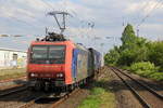 482 008-0 von der SBB-Cargo kommt mit LKW-Zug aus Novara(I) nach Köln-Eifeltor(D)/Belgen und kommt aus Richtung Koblenz,Bonn und fährt durch Roisdorf bei Bornheim in Richtung Köln.